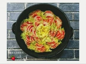 切口向上，每四份排好入寿喜锅里，中间放上娃娃菜的心做装饰，是不是美美哒