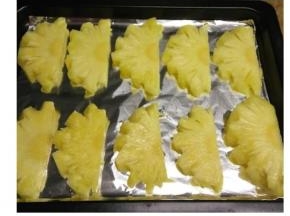 菠萝片摆在烤盘上。