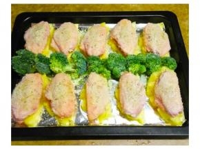 在鸡翅面抹一层油、现磨黑椒碎、蒜盐。