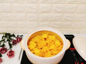 准备一口砂锅注入清水加入菠萝