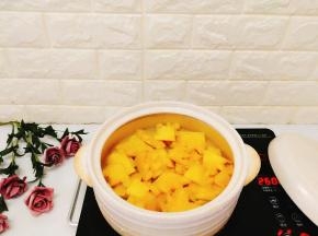 准备一口砂锅注入清水加入菠萝