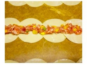 饺子皮中间放上肉馅