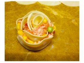 卷好后就是美美滳玫瑰花饺子啦