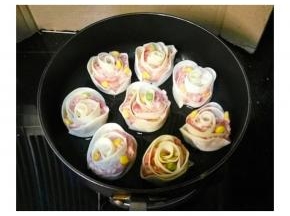 锅中热油码好饺子略煎一下，然后倒入清水，盖上盖子中小火焖至水干。