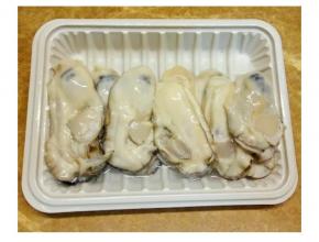 生蚝洗刷干净（可放料酒、盐、胡椒粉腌，但我喜欢原汁原味味的）
