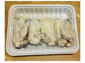 生蚝洗刷干净（可放料酒、盐、胡椒粉腌，但我喜欢原汁原味味的）