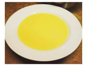 混合蛋液和温开水搅拌均匀，打匀后用筛过一遍倒入盘子里。