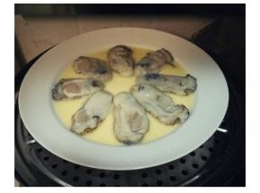 放入蒸锅中火10分钟，等蛋羹凝固时将生蚝摆入蛋羹上继续蒸4分钟。