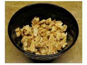 鲍鱼切粒备用（鲍鱼已事先焖好入味）
