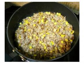 先将肉末炒至八成熟，再放入鲍鱼粒继续炒（肉末是现成市场买已调好味道，所以不用再放调味料）