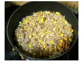 先将肉末炒至八成熟，再放入鲍鱼粒继续炒（肉末是现成市场买已调好味道，所以不用再放调味料）
