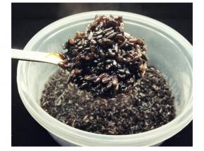 下班回家才开始泡糯米，忙完所有事后，大括泡了一个半小时，微波炉高火十分钟。