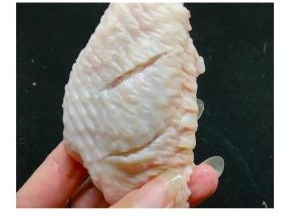 鸡翅8个，洗净，表面划两刀，便于入味。 