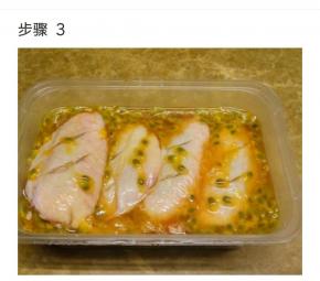 调料汁倒入鸡翅里腌制一晚上。