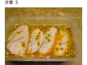 调料汁倒入鸡翅里腌制一晚上。