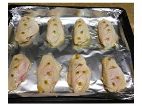 烤箱180度先预热5分钟，鸡翅排好入烤盘放入烤箱烘烤。