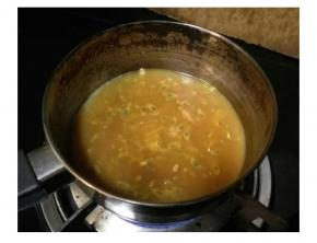 剩下的腌汁加入一勺番茄酱煮稠，鸡翅烤20分钟后抹一层酱汁继续烤10分钟上色即可！
