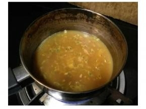 剩下的腌汁加入一勺番茄酱煮稠，鸡翅烤20分钟后抹一层酱汁继续烤10分钟上色即可！