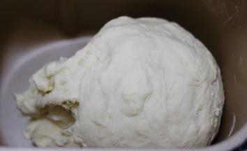 重复揉面2～3次，面团就会变得滋润光滑了，我用和面程序揉了3次