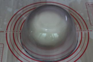 揉成光滑的面团，用料理盆盖上醒20分钟