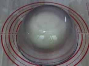 揉成光滑的面团，用料理盆盖上醒20分钟