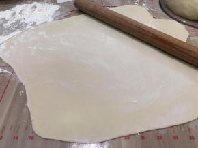 案板上撒上面粉，用擀面杖擀薄，厚度自己喜欢就好，不要过千万不要太厚也不能过薄