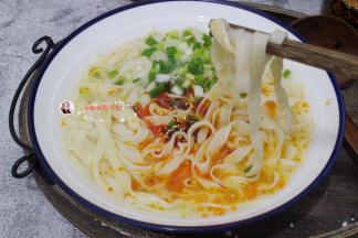 锅中加水，水开后倒入面条煮，如果吃清汤面的话，煮熟捞出放到碗中就可以就着菜吃了也可以做成你喜欢的，炸酱面、酸汤面、打卤面、焖面、炒面等