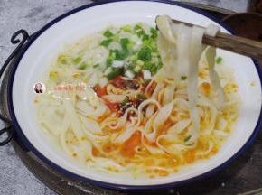 锅中加水，水开后倒入面条煮，如果吃清汤面的话，煮熟捞出放到碗中就可以就着菜吃了也可以做成你喜欢的，炸酱面、酸汤面、打卤面、焖面、炒面等