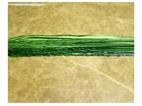 用刨片刀刮成长长的薄片