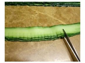 刮好后，几片叠加起来，用剪刀剪到二分之一处，由左至右均匀的剪开。