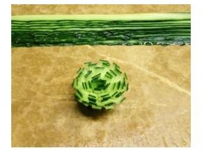 把瓜片向四周按下，盛开的青瓜花朵就做好了