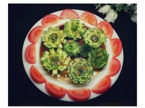 蒜切成泥、陈醋、生抽、糖、香油、黑椒碎混合搅拌均匀，把调味汁淋入青瓜花里即可。