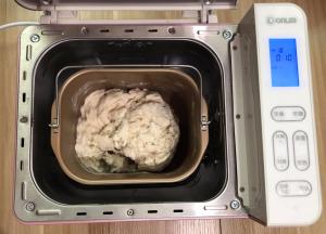 除了抹茶粉之外所有的材料混合均匀，放进面包机揉成光滑的面团。馒头要想蒸出来有光滑的表面，口感好，面团一定要揉到位