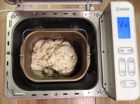 除了抹茶粉之外所有的材料混合均匀，放进面包机揉成光滑的面团。馒头要想蒸出来有光滑的表面，口感好，面团一定要揉到位