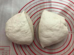 将揉好的面团平均分割成两份