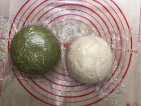 其中一份加入抹茶粉继续揉，揉到抹茶粉和面团完全混合均匀。剩下的一半放回面包机桶内，防止面团表面变干。揉好的面团用保鲜袋盖住，松弛20分钟，一定要松弛到位，才可以进行下一步的操作
