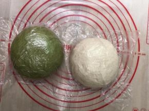 其中一份加入抹茶粉继续揉，揉到抹茶粉和面团完全混合均匀。剩下的一半放回面包机桶内，防止面团表面变干。揉好的面团用保鲜袋盖住，松弛20分钟，一定要松弛到位，才可以进行下一步的操作