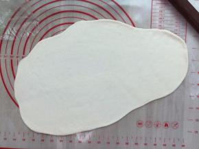 将面团分别擀成薄面，然后从上往下卷