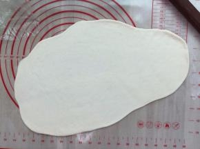 将面团分别擀成薄面，然后从上往下卷