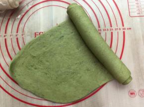 抹茶面团和上一步一样操作，将面团分别擀成薄面，然后从上往下卷