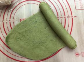 抹茶面团和上一步一样操作，将面团分别擀成薄面，然后从上往下卷