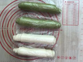 卷好的面团放在一边用保鲜袋盖好，松弛20分钟