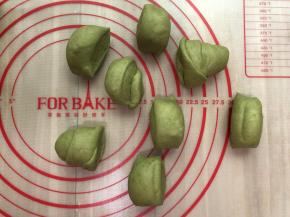 把原味面团和抹茶面团，每个颜色分割成8个25的小面团，一共是16个小面团