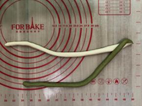 把小块面团搓成小条，然后把两个面条放一起拧成麻花辫