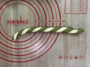 两头捏紧，然后拧成麻花形状，这是拧好的样子，把火腿肠一分为二