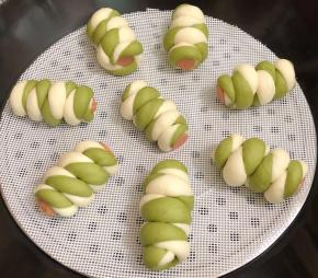 蒸锅接上水，做好的麻花馒头依次码在蒸格上，盖上盖子发酵至1.5倍大。我的发酵了差不多30分钟