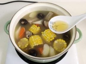 待出锅前加入一大匙料酒。