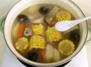 加入盐和鸡精调味。