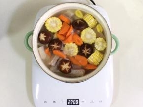 重新备一锅清水，把排骨、玉米、胡萝卜、山药和蘑菇加入锅内，开大火煮开。