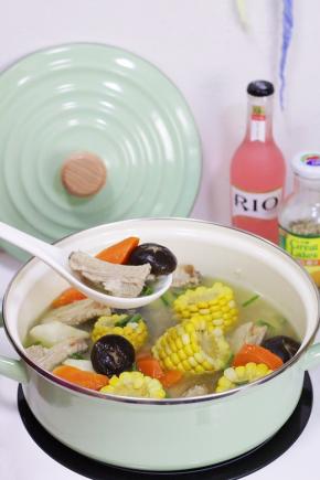 鲜美又营养的玉米山药胡萝卜排骨汤就做好了。